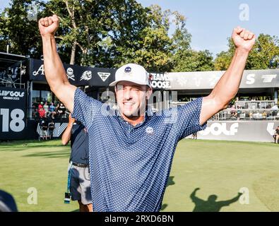 Sugar Grove, Usa. September 2023. Bryson DeChambeau aus den USA feiert, als er am Sonntag, den 24. September 2023, das LIV Golf League Turnier 2023 auf den Rich Harvest Farms in Sugar Grove, Illinois, gewinnt. Foto von Tannen Maury/UPI Credit: UPI/Alamy Live News Stockfoto