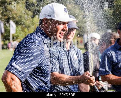 Sugar Grove, Usa. September 2023. Bryson DeChambeau aus den USA (L) feiert, als er am Sonntag, den 24. September 2023, das LIV Golf League Turnier 2023 auf den Rich Harvest Farms in Sugar Grove, Illinois, gewann. Foto von Tannen Maury/UPI Credit: UPI/Alamy Live News Stockfoto