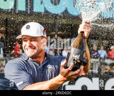 Sugar Grove, Usa. September 2023. Bryson DeChambeau aus den USA feiert, als er am Sonntag, den 24. September 2023, das LIV Golf League Turnier 2023 auf den Rich Harvest Farms in Sugar Grove, Illinois, gewinnt. Foto von Tannen Maury/UPI Credit: UPI/Alamy Live News Stockfoto