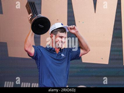 Sugar Grove, Usa. September 2023. Bryson DeChambeau aus den USA feiert, nachdem er am Sonntag, den 24. September 2023, das LIV Golf League Turnier 2023 auf Rich Harvest Farms in Sugar Grove, Illinois, gewonnen hat. Foto von Tannen Maury/UPI Credit: UPI/Alamy Live News Stockfoto