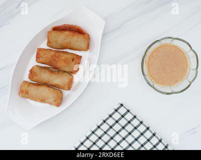 Risol oder Risoles ist ein indonesischer Snack, gefüllt mit Huhn und Gemüse Stockfoto