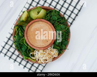 Pecel Sayur oder gemischtes gedämpftes Gemüse mit Erdnusssoße. Traditionelle Speisen aus Zentral-Java oder Ost-Java, Indonesien Stockfoto