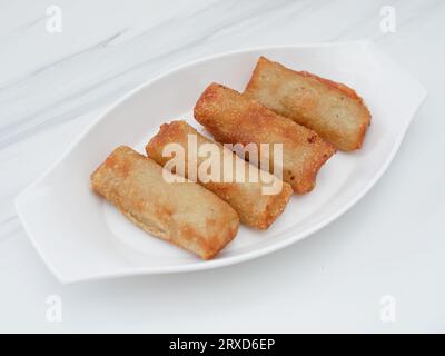 Risol oder Risoles ist ein indonesischer Snack, gefüllt mit Huhn und Gemüse Stockfoto