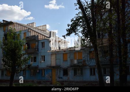 Zaporizhzhia, Ukraine. September 2023. Ein Blick auf das Wohnhaus, das durch russische Beschuss in Zaporischschschija schwer beschädigt wurde. Der Befehlshaber der Tavria-Truppen, Oleksandr Tarnavskyi (Ukraine), sagte, dass die Streitkräfte die russischen Verteidigungsanlagen in Verbove, Saporischschia, durchbrochen hätten. Er fügt hinzu, dass die Hauptsache darin besteht, die Initiative, die die ukrainische Armee jetzt hat, nicht zu verlieren. (Foto: Andriy Andriyenko/SOPA Images/SIPA USA) Credit: SIPA USA/Alamy Live News Stockfoto