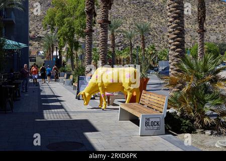 Palm Springs, Kalifornien, USA. September 2023. Eine gelb-rosa Polka-Punkt-Kuhskulptur auf dem Bürgersteig in der Innenstadt von Palm Springs. (Bild: © Ian L. Sitren/ZUMA Press Wire) NUR REDAKTIONELLE VERWENDUNG! Nicht für kommerzielle ZWECKE! Stockfoto