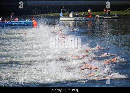 Pontevedra, Spanien, 24. September 2023: Triathleten im Schwimmbereich während der Frauen-Elite-Triathlon-Weltmeisterschaft 2023, am 24. September 2023, in Pontevedra, Spanien. Quelle: Alberto Brevers / Alamy Live News. Stockfoto