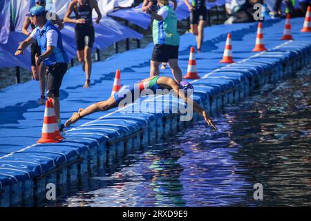 Pontevedra, Spanien, 24. September 2023: Die italienische Triathletin Blanca Seregni springt bei der Elite-Frauen-Triathlon-Weltmeisterschaft 2023 am 24. September 2023 in Pontevedra, Spanien, ins Wasser. Quelle: Alberto Brevers / Alamy Live News. Stockfoto