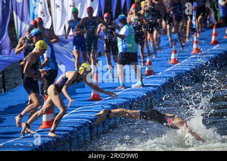 Pontevedra, Spanien, 24. September 2023: Die britische Triathletin Beth Potter springt bei den Elite-Frauen-Triathlon-Weltmeisterschaften 2023 am 24. September 2023 in Pontevedra, Spanien, ins Wasser. Quelle: Alberto Brevers / Alamy Live News. Stockfoto