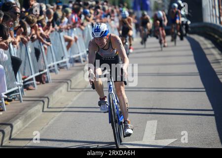 Pontevedra, Spanien, 24. September 2023: Die deutsche Triathletin Laura Lindemann im Radsport-Sektor während der Elite-Frauen-Triathlon-Weltmeisterschaft 2023 am 24. September 2023 in Pontevedra, Spanien. Quelle: Alberto Brevers / Alamy Live News. Stockfoto