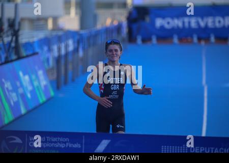 Pontevedra, Spanien, 24. September 2023: Die britische Triathletin Beth Potter feiert den Sieg bei den Elite-Frauen-Triathlon-Weltmeisterschaften 2023 am 24. September 2023 in Pontevedra, Spanien. Quelle: Alberto Brevers / Alamy Live News. Stockfoto