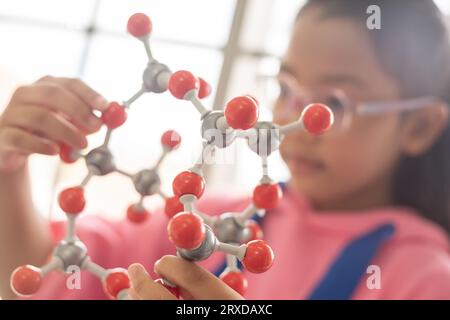 MINT-Bildungskonzept. Asiatische Kinder in der Laborforschung eine Experimentprüfung mit dem Molekülmodell. Das neue Bildungssystem im Klassenzimmer Stockfoto