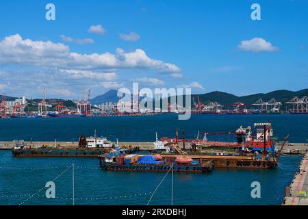 Der Blick auf das Sinseondae Dock von der Insel Yeongdo in Busan Stockfoto