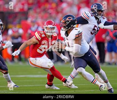 Kansas City, Vereinigte Staaten. September 2023. Der Kansas City Chiefs Linebacker Leo Chenal (54) verfolgt den Chicago Bears Quarterback Justin Fields (1) im dritten Quartal im Arrowhead Stadium in Kansas City, Missouri am Sonntag, den 24. September 2023. Foto von Jon Robichaud/UPI Credit: UPI/Alamy Live News Stockfoto