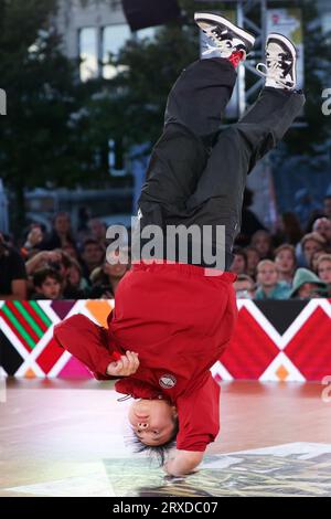 Leuven, Belgien. September 2023. Liu Qingyi aus China tritt gegen SYA Dembele aus Frankreich im Viertelfinale der Frauen bei der WDSF World Break Championship 2023 in Leuven, Belgien, am 24. September 2023 an. Quelle: Zheng Huansong/Xinhua/Alamy Live News Stockfoto