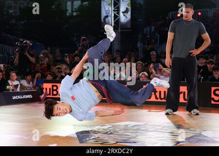 Leuven, Belgien. September 2023. Qi Xiangyu aus China tritt im Viertelfinale der Männer gegen den belgischen Dimitrios Grigoriou an, der am 24. September 2023 bei der WDSF World Break Championship in Leuven, Belgien, 2023 ausgetragen wurde. Quelle: Zheng Huansong/Xinhua/Alamy Live News Stockfoto