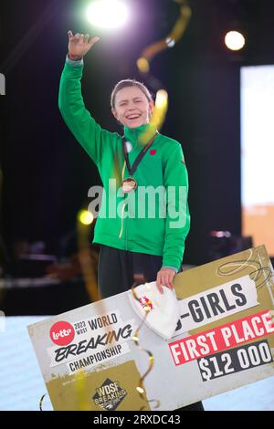 Leuven, Belgien. September 2023. Dominika Banevic von Litauen posiert, nachdem sie Ayumi Fukushima von Japan im Finale der Frauen bei der WDSF World Break Championship 2023 in Leuven, Belgien, am 24. September 2023 besiegt hat. Quelle: Zheng Huansong/Xinhua/Alamy Live News Stockfoto