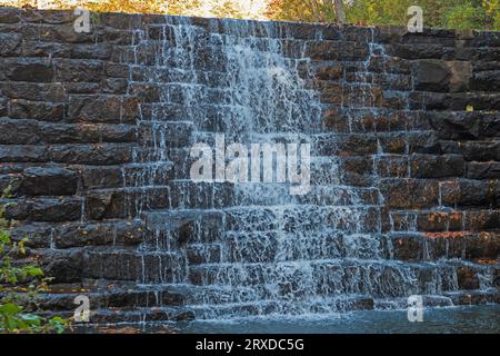 Künstlicher Damm und Wasserfall in den Bergen am Otter Lake in Virginia Stockfoto