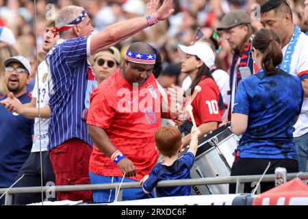 Chicago, USA. September 2023. Chicago, USA, 24. September 2023: Fans der US Women's National Team spielen das Schlagzeug während des internationalen Freundschaftsspiels zwischen der US Women's National Soccer Team und Südafrika am Sonntag, den 24. September, im Soldier Field, Chicago, USA. (KEINE KOMMERZIELLE NUTZUNG). (Shaina Benhiyoun/SPP) Credit: SPP Sport Press Photo. Alamy Live News Stockfoto