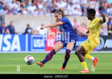 Chicago, USA. September 2023. Chicago, USA, 24. September 2023: Alex Morgan (13 USA) schießt den Ball während des internationalen Freundschaftsspiels zwischen der US Women's National Soccer Team und Südafrika am Sonntag, den 24. September im Soldier Field, Chicago, USA. (KEINE KOMMERZIELLE NUTZUNG). (Shaina Benhiyoun/SPP) Credit: SPP Sport Press Photo. Alamy Live News Stockfoto