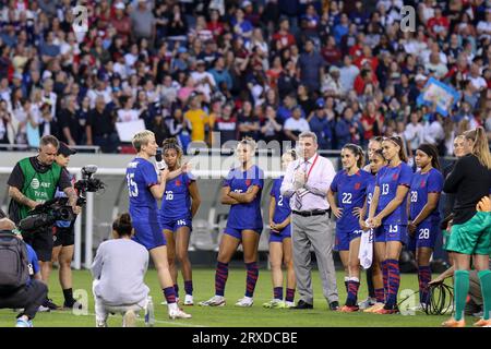 Chicago, USA. September 2023. Chicago, USA, 24. September 2023: Megan Rapinoe (15 USA) spricht mit ihren Mannschaftskameraden nach dem Freundschaftsspiel zwischen der US Women's National Soccer Team und Südafrika am Sonntag, den 24. September im Soldier Field, Chicago, USA. (KEINE KOMMERZIELLE NUTZUNG). (Shaina Benhiyoun/SPP) Credit: SPP Sport Press Photo. Alamy Live News Stockfoto