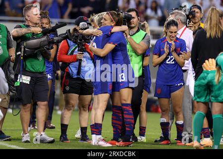 Chicago, USA. September 2023. Chicago, USA, 24. September 2023: Megan Rapinoe (15 USA) umarmt Alex Morgan (13 USA) nach dem Freundschaftsspiel zwischen der US-amerikanischen Women's National Soccer Team und Südafrika am Sonntag, den 24. September, im Soldier Field, Chicago, USA. (KEINE KOMMERZIELLE NUTZUNG). (Shaina Benhiyoun/SPP) Credit: SPP Sport Press Photo. Alamy Live News Stockfoto