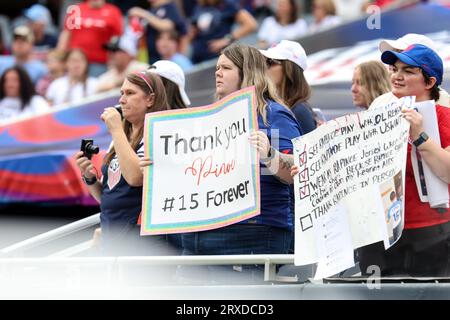 Chicago, USA. September 2023. Chicago, USA, 24. September 2023: Fans der US Women's National Team halten während des internationalen Freundschaftsspiels zwischen der US Women's National Soccer Team und Südafrika am Sonntag, den 24. September, im Soldier Field, Chicago, USA, Zeichen. (KEINE KOMMERZIELLE NUTZUNG). (Shaina Benhiyoun/SPP) Credit: SPP Sport Press Photo. Alamy Live News Stockfoto