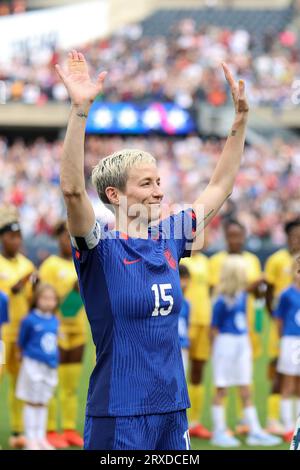 Chicago, USA. September 2023. Chicago, USA, 24. September 2023: Megan Rapinoe (15 USA) winkt vor dem internationalen Freundschaftsspiel zwischen der US Women's National Soccer Team und Südafrika am Sonntag, den 24. September im Soldier Field, Chicago, USA. (KEINE KOMMERZIELLE NUTZUNG). (Shaina Benhiyoun/SPP) Credit: SPP Sport Press Photo. Alamy Live News Stockfoto