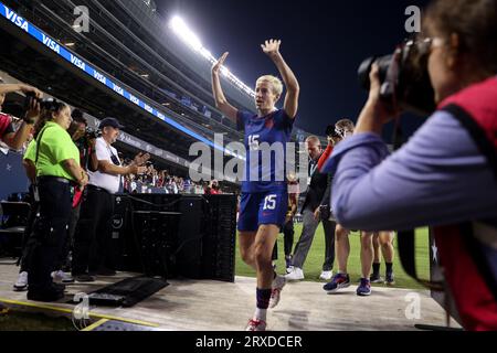 Chicago, USA. September 2023. Chicago, USA, 24. September 2023: Megan Rapinoe (15 USA) verlässt das Spielfeld nach dem Freundschaftsspiel zwischen der US-amerikanischen Women's National Soccer Team und Südafrika am Sonntag, den 24. September, im Soldier Field, Chicago, USA. (KEINE KOMMERZIELLE NUTZUNG). (Shaina Benhiyoun/SPP) Credit: SPP Sport Press Photo. Alamy Live News Stockfoto