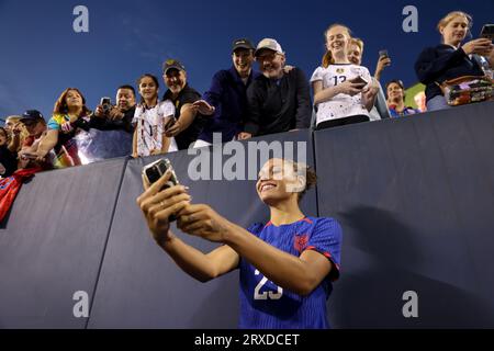 Chicago, USA. September 2023. Chicago, USA, 24. September 2023: Trinity Rodman (25 USA) posiert mit Fans nach dem internationalen Freundschaftsspiel zwischen der US Women's National Soccer Team und Südafrika am Sonntag, den 24. September im Soldier Field, Chicago, USA. (KEINE KOMMERZIELLE NUTZUNG). (Shaina Benhiyoun/SPP) Credit: SPP Sport Press Photo. Alamy Live News Stockfoto