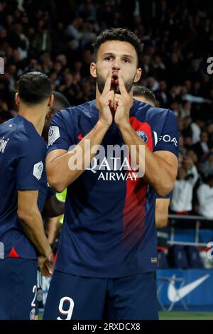 Paris, Frankreich. September 2023. Goncalo Ramos von Paris Saint-Germain feiert sein Tor während des Fußballspiels der französischen Liga 1 zwischen Paris-Saint Germain (PSG) und Olympique Marseille am 24. September 2023 in Paris. Quelle: Rit Heize/Xinhua/Alamy Live News Stockfoto