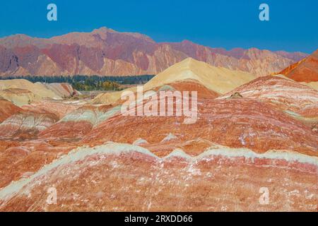 Der Zhangye Danxia National Geological Park im Regenbogenmoutain, Zhangye - China. Bild bei Sonnenuntergang mit Kopierbereich für Text Stockfoto