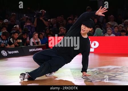 Leuven, Belgien. September 2023. Ayumi Fukushima aus Japan tritt am 24. September 2023 im Finale der WDSF World Breaking Championship 2023 in Leuven (Belgien) gegen Dominika Banevic aus Litauen an. Quelle: Zheng Huansong/Xinhua/Alamy Live News Stockfoto