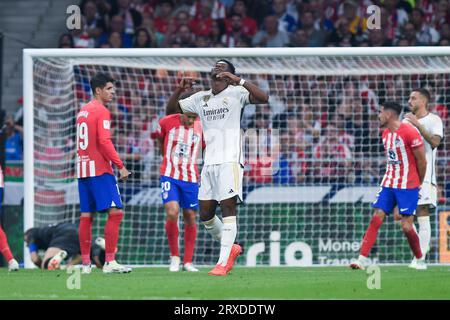 Madrid, Spanien. September 2023. Aurelien Tchouameni (Front) von Real Madrid reagiert auf ein Fußballspiel der La Liga zwischen Atletico de Madrid und Real Madrid in Madrid, Spanien, 24. September 2023. Quelle: Gustavo Valiente/Xinhua/Alamy Live News Stockfoto