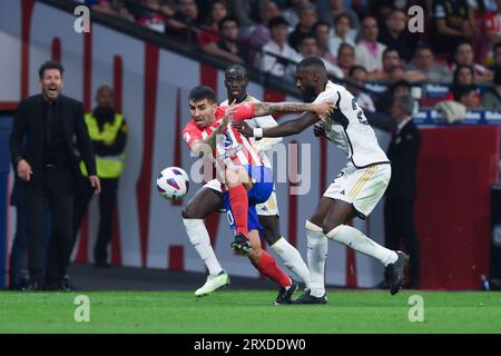Madrid, Spanien. September 2023. Angel Correa (C) von Atletico de Madrid bricht am 24. September 2023 bei einem Fußballspiel der La Liga zwischen Atletico de Madrid und Real Madrid in Madrid, Spanien, durch. Quelle: Gustavo Valiente/Xinhua/Alamy Live News Stockfoto