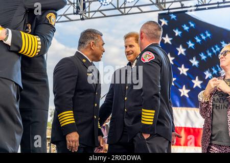 Santa Barbara, USA. September 2023. Prinz Harry spricht mit Ersthelfern beim Herbst One805LIVE! Festival auf dem Anwesen am Meer von Kevin Costner am 22. September 23 in Summerland, CA. Die Erlöse des Festivals gehen auf die Unterstützung von Ersthelfern im gesamten Santa Barbara County. (Foto: Rod Rolle/SIPA USA) Credit: SIPA USA/Alamy Live News Stockfoto