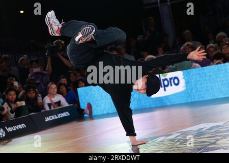 Leuven, Belgien. September 2023. Ayumi Fukushima aus Japan tritt am 24. September 2023 im Finale der WDSF World Breaking Championship 2023 in Leuven (Belgien) gegen Dominika Banevic aus Litauen an. Quelle: Zheng Huansong/Xinhua/Alamy Live News Stockfoto