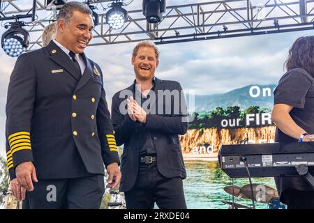 Santa Barbara, USA. September 2023. Prinz Harry spricht mit Ersthelfern beim Herbst One805LIVE! Festival auf dem Anwesen am Meer von Kevin Costner am 22. September 23 in Summerland, CA. Die Erlöse des Festivals gehen auf die Unterstützung von Ersthelfern im gesamten Santa Barbara County. (Foto: Rod Rolle/SIPA USA) Credit: SIPA USA/Alamy Live News Stockfoto