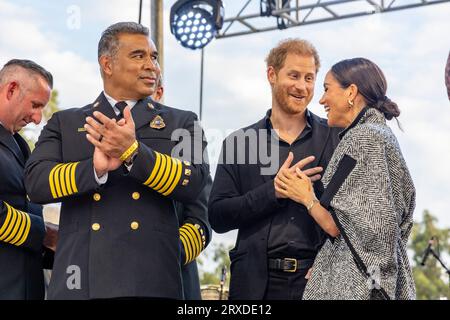 Santa Barbara, USA. September 2023. Prinz Harry und Meghan Markle im Herbst One805LIVE! Festival auf dem Anwesen am Meer von Kevin Costner am 22. September 23 in Summerland, CA. Die Erlöse des Festivals gehen auf die Unterstützung von Ersthelfern im gesamten Santa Barbara County. (Foto: Rod Rolle/SIPA USA) Credit: SIPA USA/Alamy Live News Stockfoto