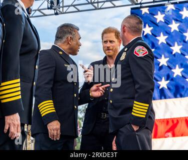 Santa Barbara, USA. September 2023. Prinz Harry spricht mit Ersthelfern beim Herbst One805LIVE! Festival auf dem Anwesen am Meer von Kevin Costner am 22. September 23 in Summerland, CA. Die Erlöse des Festivals gehen auf die Unterstützung von Ersthelfern im gesamten Santa Barbara County. (Foto: Rod Rolle/SIPA USA) Credit: SIPA USA/Alamy Live News Stockfoto