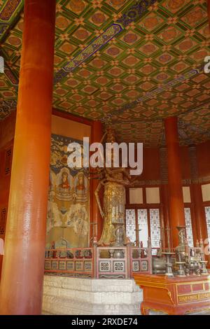 Peking China, 20. Januar 2023: Der tausendhändige Guanyin, der im Buddha-Duft-Pavillon des Sommerpalastes in Peking verankert ist. Stockfoto