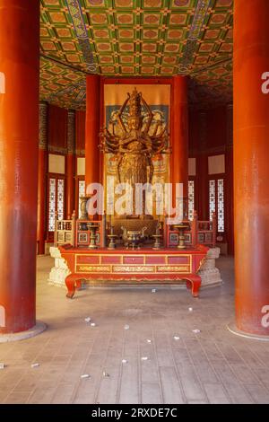 Peking China, 20. Januar 2023: Der tausendhändige Guanyin, der im Buddha-Duft-Pavillon des Sommerpalastes in Peking verankert ist. Stockfoto