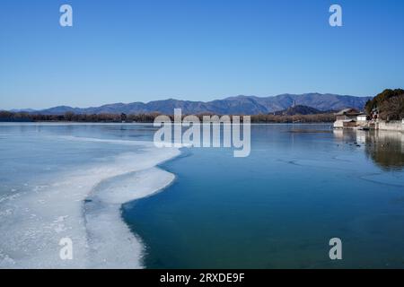 Die gefrorene Oberfläche des Kunming-Sees im Sommerpalast in Peking Stockfoto