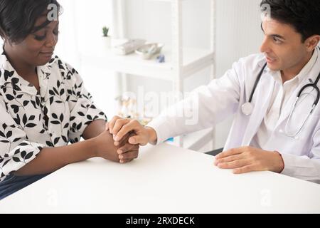 Hispanic-Ärzteuntersuchung afroamerikanischer Patient mit Stethoskop im Krankenhaus. Gesundheitsmedizinische Diagnostik und Untersuchung. Stockfoto