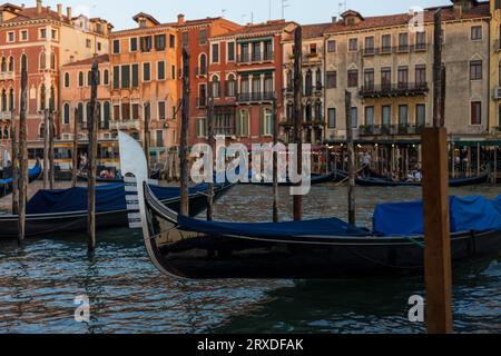 Blick auf den Canal Grande Venedig bei Sonnenuntergang, mit Gondel, Venedig Italien, selektiver Fokus Stockfoto