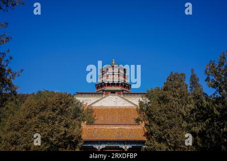 Peking China, 23. Januar 2023: Die Halle der zerstreuenden Wolken und der Turm des buddhistischen Räucherwerks im Sommerpalast. Stockfoto