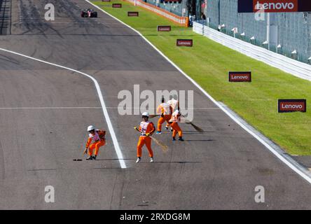 Suzuka, Japan. September 2023. Suzuka, Japan, Sonntag, den 24. September: Während des Großen Preises der japanischen Formel-1-Rennen 2023 arbeiten die Marshals daran, Trümmer von der Strecke zu entfernen. Gebührenpflichtiges Bild, Foto und Copyright © PETERSON Mark ATP Images (PETERSON Mark/ATP/SPP) Credit: SPP Sport Press Photo. Alamy Live News Stockfoto