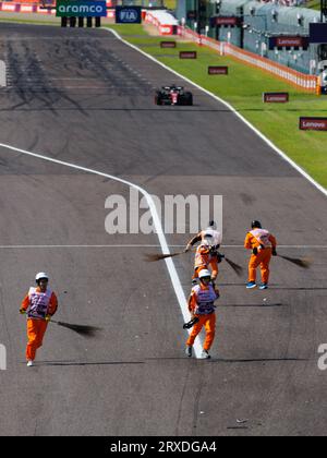 Suzuka, Japan. September 2023. Suzuka, Japan, Sonntag, den 24. September: Während des Großen Preises der japanischen Formel-1-Rennen 2023 arbeiten die Marshals daran, Trümmer von der Strecke zu entfernen. Gebührenpflichtiges Bild, Foto und Copyright © PETERSON Mark ATP Images (PETERSON Mark/ATP/SPP) Credit: SPP Sport Press Photo. Alamy Live News Stockfoto