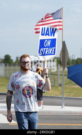 Wentzville, Usa. September 2023 28. Ein markanter United Auto Worker geht am Sonntag, den 24. September 2023, vor dem General Motors Wentzville Assembly Plant in Wentzville, Missouri, an der Streiklinie entlang. Foto von Bill Greenblatt/UPI Credit: UPI/Alamy Live News Stockfoto