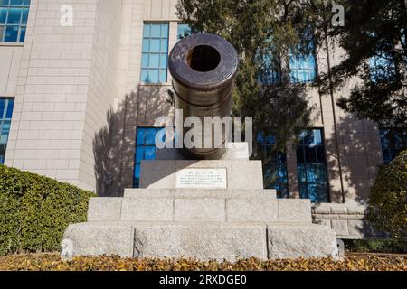 Peking China, 24. Januar 2023: Old Iron Cannon, Military Museum of the Chinese People's Revolution, Peking. Stockfoto