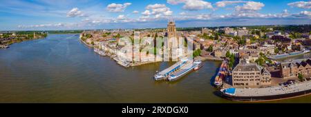 Dordrecht Niederlande, die Skyline der Altstadt von Dordrecht mit Kirchen- und Kanalbauten in den Niederlanden oude Maas Stockfoto